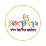 דוב מצויר מעל טקסט עברי צבעוני עם המילה "ילדים" ועוד טקסט עברי מתחת, והכל בתוך עיגול צהוב.