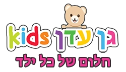 לוגו עם דוב מעל המילה "ילדים" בצבעים עזים וטקסט בעברית, ומתחתיו טקסט נוסף בעברית בצבע ורוד, מושלם לאתר תדמית או כעיצוב שובב לתבנית איזיפרס.