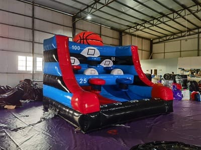 משחק ארקייד מתנפח לכדורסל עם סלים, מטרות ממוספרות ואיור גדול של כדורסל בחלקו העליון.